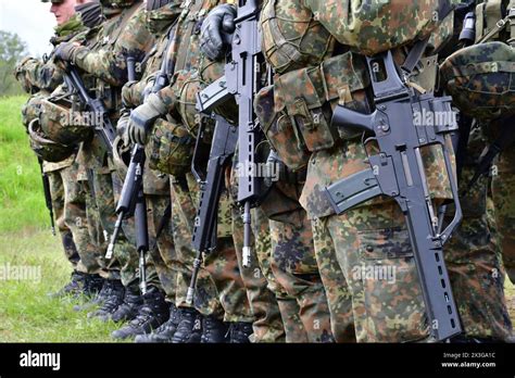 Angetretene Soldaten auf dem Übungsplatz mit voller Ausrüstung Im