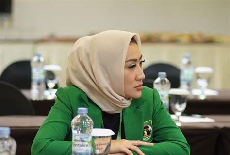 Profil Usia Ig Partai Dan Rekam Jejak Rina Fitri Istri Kolonel