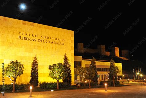 Teatro Auditorio Riberas Del Guadaira Iluminado Por La Noche Con El