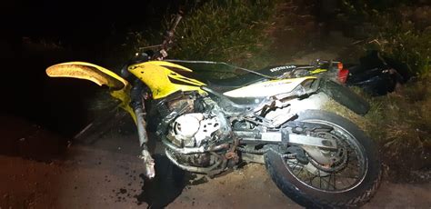 Motociclista morre em acidente envolvendo cinco veículos após tentar