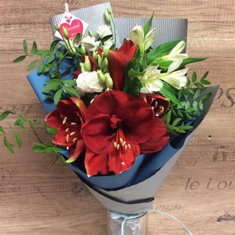 Букет из амариллисов и эустомы купить в Минске, закажи, а мы доставим.