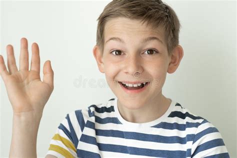 Retrato De Feliz Chico Guapo Adolescente Sobre Fondo De Pared Blanca