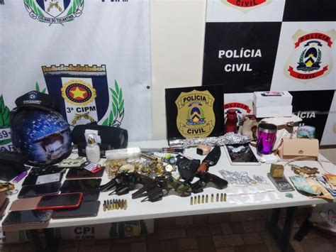 Carro roubado drogas armas munições e oito pessoas presas resultado