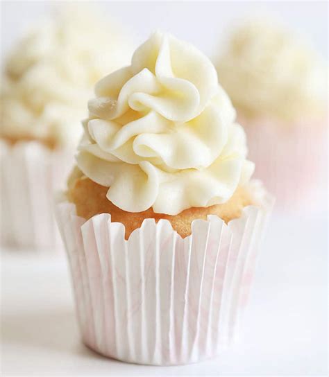 Cupcakes à la vanille avec garniture aux framboises et glaçage au