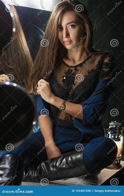 Sexy Junge Brunette In Der N He Eines Spiegels Stockfoto Bild Von Grau Reizend