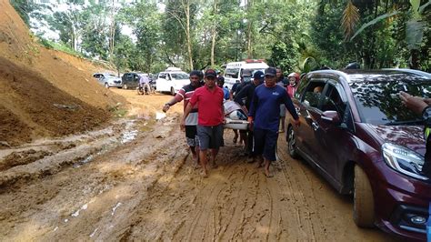 Kondisi Licin Jenazah Warga Ditandu Lewati Jalan Longsor Di Mamuju