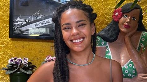 Bella Campos deixa seios parcialmente à mostra em praia da Bahia após