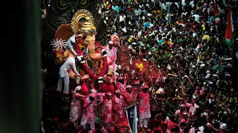 Devotees Flock To Bid Farewelll Mumbai Ganesh Hd Wallpaper Pxfuel