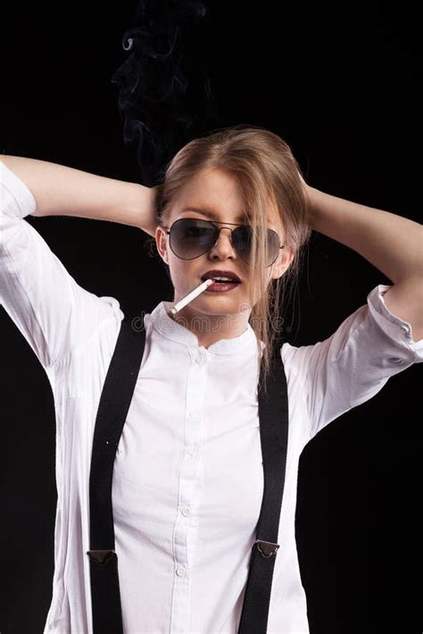 Het Hete Blonde Model Roken Op Zwarte Achtergrond Stock Foto Image Of Manier Portret