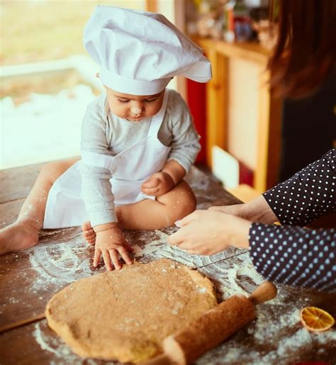 Matka Z Synem Zagniata Ciasto W Kuchni Darmowe Zdjęcie