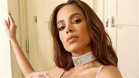 Anitta Eleva A Temperatura Ao Posar Biqu Ni Fio Dental Rainha Do