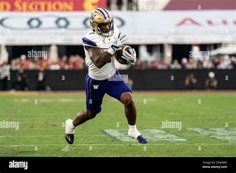 Washington Huskies running back Dillon Johnson (7) runs the ball during ...