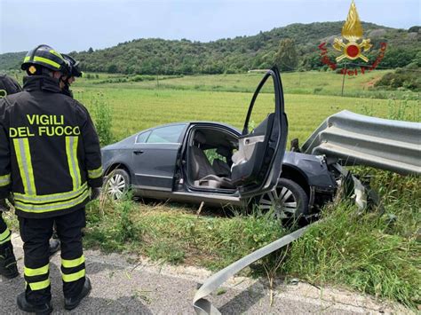 Incidente Mortale Per Un Uomo Di 46 Anni Esce Di Strada Con L Auto E