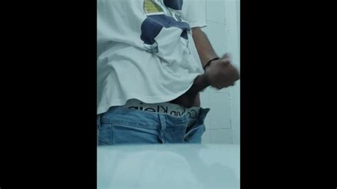 EN EL BAÑO DE LA CASA DE UN AMIGO SE ME PONE DURA Y ME HAGO LA PAJA Pornhub Gay