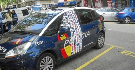 Un conductor borracho choca contra dos coches de policía aparcados