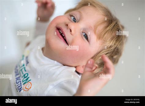 Portrait De Garçon De 13 Ans Banque De Photographies Et Dimages à