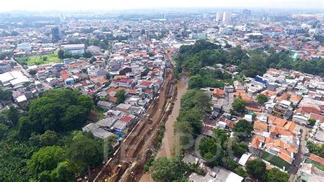 Pengendalian Banjir Kali Ciliwung Segmen Cawang Dki Bebaskan Lahan 14