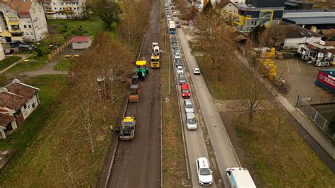 Grad Novi Sad Nastavlja Da Ula E U Putnu Infrastrukturu Asfaltira Se