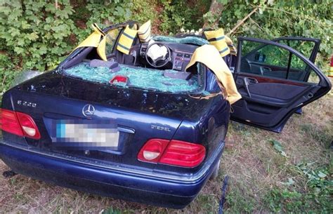 Unfall bei Pilsting 18 Jähriger prallt mit Auto gegen Baum