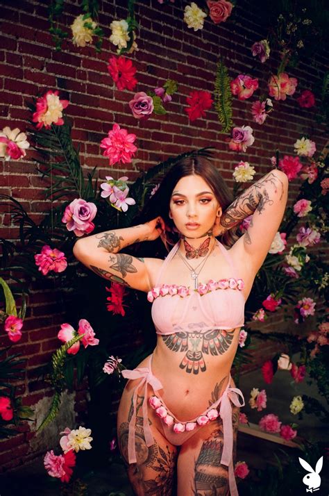 Sexy Tattooed Babe Unveils Her Gorgeous Body Photos