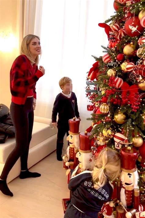 Chi fa l Albero di Natale prima vive più felice Chiara Ferragni ha