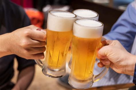 二日酔いの対策・予防方法は？飲酒前や飲んだ直後に効果的な食べ物・飲み物を紹介 くらひろ