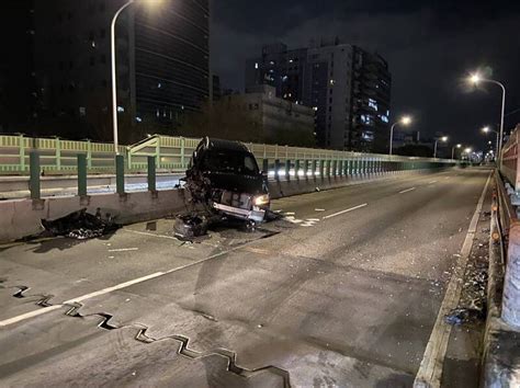 醉上高架太母湯！酒駕自撞害回堵 小黃醉客棄車步行也進警局 社會 自由時報電子報