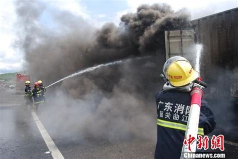 京港澳高速满载30吨棉花货车起火 消防紧急扑救新浪新闻