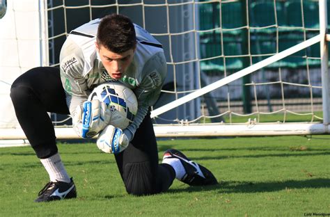 São Paulo avalia a contratação do goleiro Tiago Volpi do Figueirense