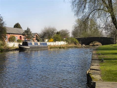 Leeds And Liverpool Canal At Top Lock David Dixon Cc By Sa 2 0