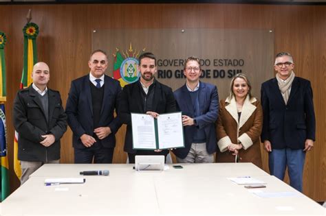 Estado assina acordo a Receita Federal para legalização e