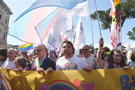 Boschi Schlein E Gualtieri Pizzicati Da Pizzi Al Roma Pride 2023 Le