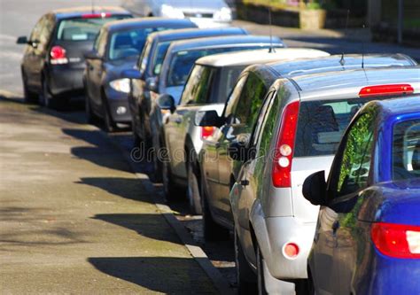 Geparkte Autos in Der Straße Stockfoto Bild von muster automobile