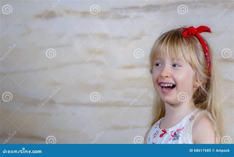 Petite Fille Blonde Riante Avec Un Arc Rouge Image Stock Image Du