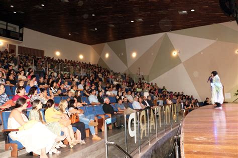 Leila Navarro Ministra Palestra No Teatro Da Uniarp Na Abertura Do Ano