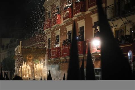 Semana Santa Las Mejores Im Genes De La Madrug De Sevilla