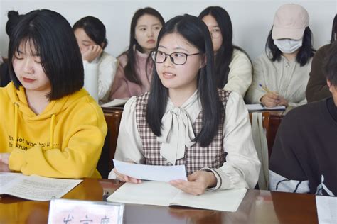 【学习贯彻二十大】面对面交流 心贴心倾听——校领导参加“青春践行二十大”主题班会