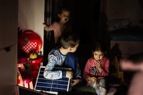 Enfants Jouant La Maison Pendant Une Panne D Lectricit En Utilisant