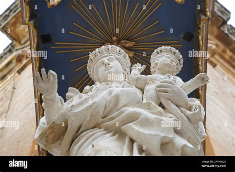 Una escultura religiosa en el exterior de la Iglesia de la anunciación