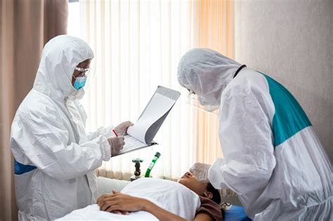 Dokter Paramedis Darurat Dalam Baju Apd Dan Masker Medis Atau Face