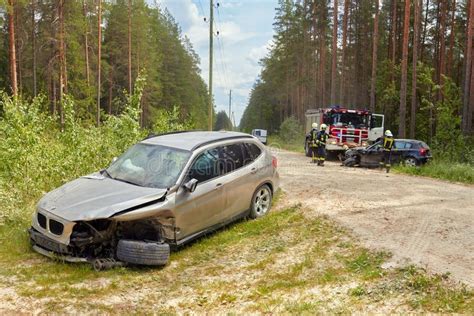 Wypadek Samochodowy Na Drodze W Marzec Samochodach Po Czołowego