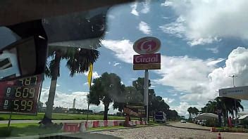 Gostosa se masturbando no restaurante e se exibindo pelada em público XVIDEOS