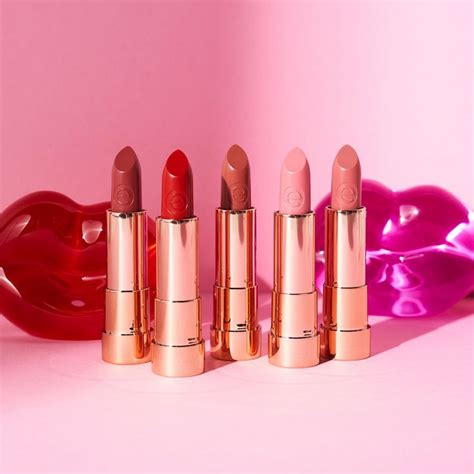 essence Hydrating Nude kremowa pomadka nawilżająca