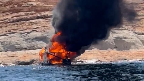 El Escalofriante Momento En Que Se Incendia Una Casa Flotante Con