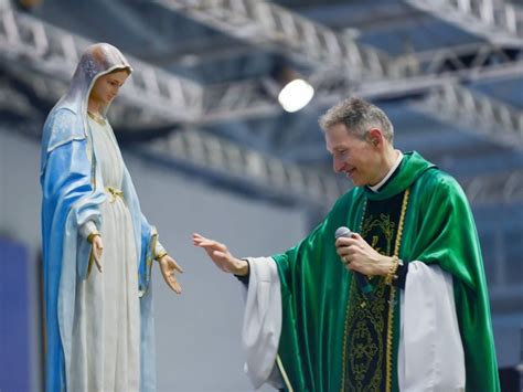 Padre Marcelo Rossi Lan A Maria Passa Frente Participa O De