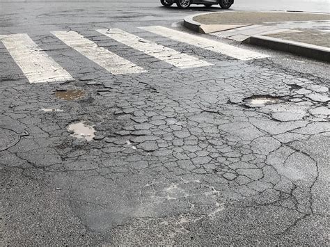 Buche e avvallamenti pericolosi così si presentano le strade del