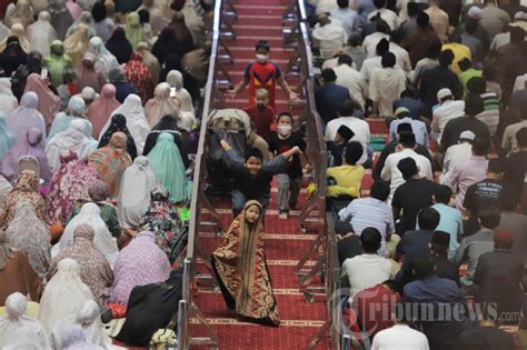 Masjid Istiqlal Dipadati Jamaah Pada Salat Tarawih Pertama Foto