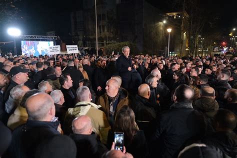 Tensione në protestën e opozitës para Kuvendit të Shqipërisë Epoka e Re