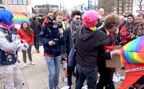 A Gritos De Dios Es Gay Activistas Lgbt Agreden A Cristianos