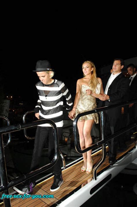 Lindsay Lohan Showing Her Tits And Nipple Slip Paparazzi Picture Porn Pictures XXX Photos Sex